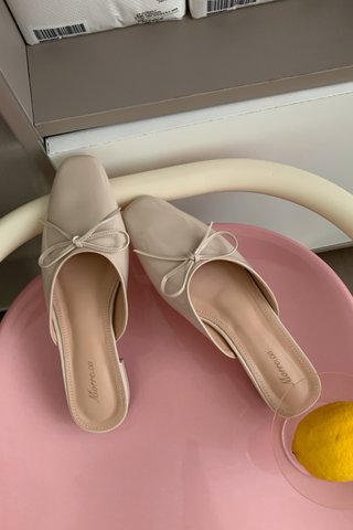 Bow On It Faux Patent Mules in Creamy (Defected)