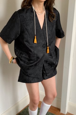 Yu Oriental Basic Short in Black