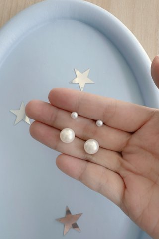 The Pearl Earrings (2 pairs)